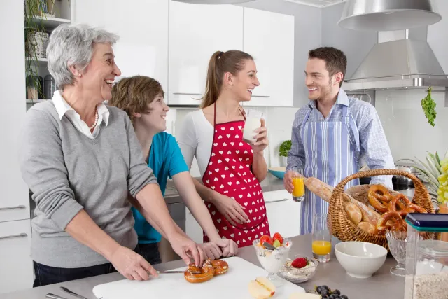Wohnen mit Oma, Opa und der Generation Z? Warum das Mehrgenerationenhaus wieder attraktiv wird